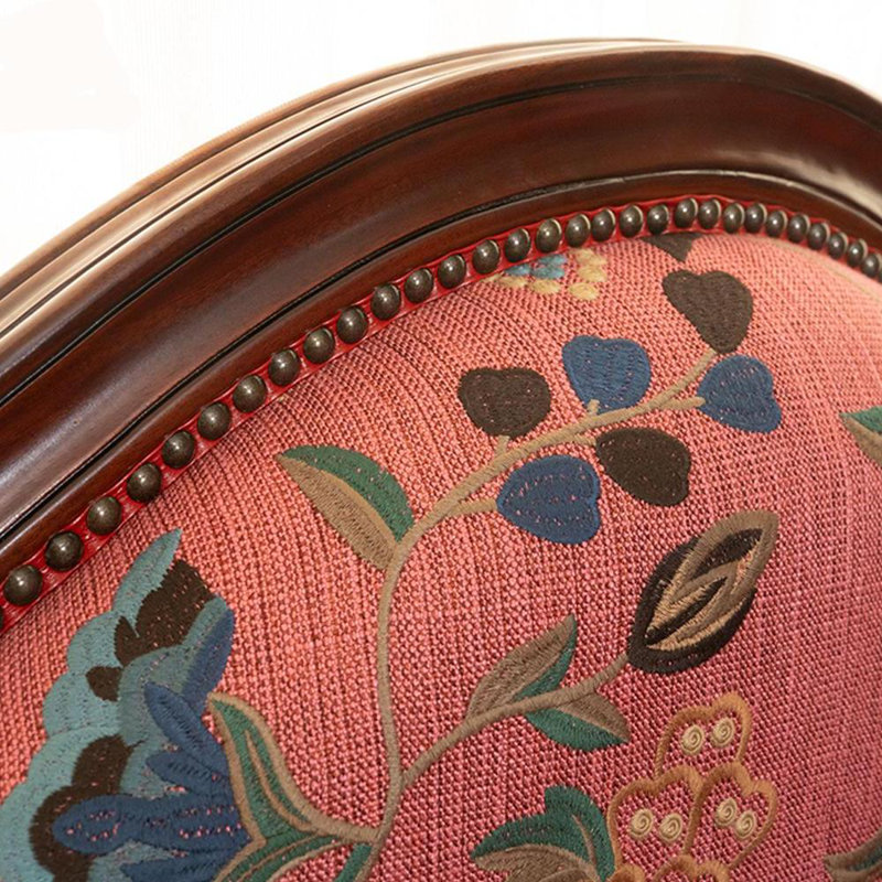 Chaise en bois massif sculpté, Orienté à droite