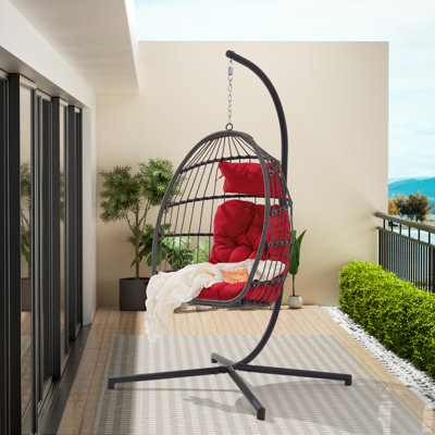 Coussin rouge pour chaise de balançoire en rotin