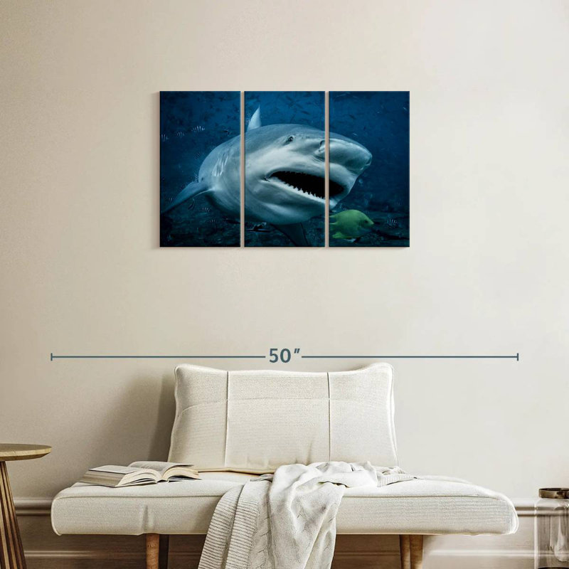Requin-taupe en action, H 20 po x l 33 po