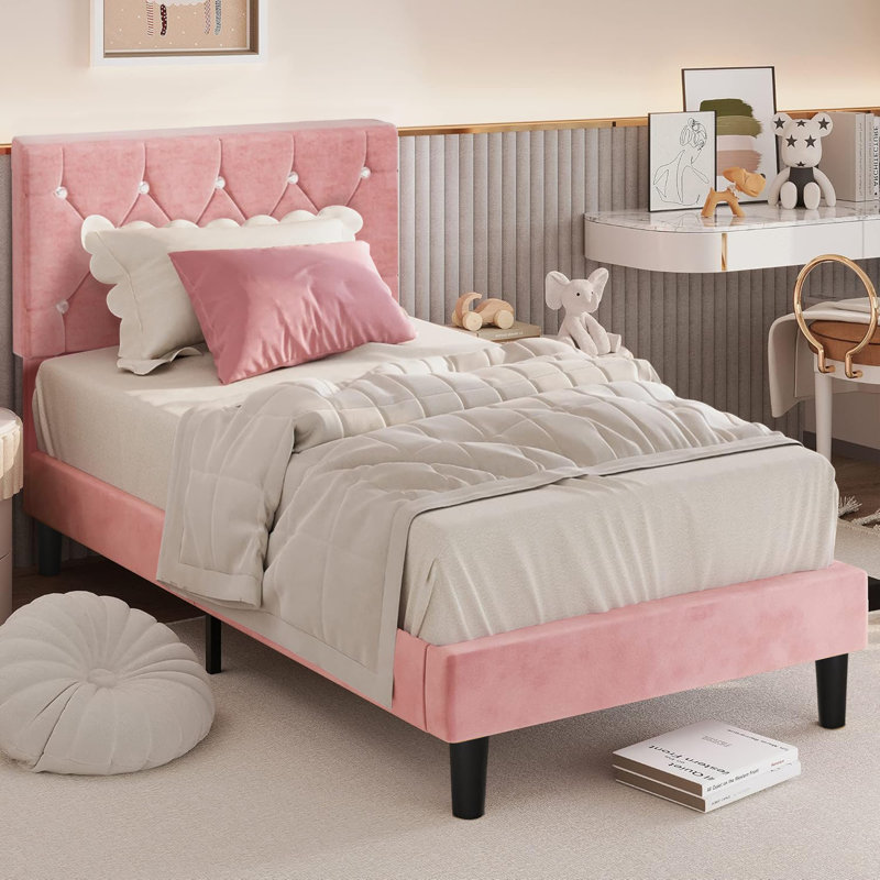Structure de lit plateforme tapissier en velours rose avec tête de lit capitonnée en losange rose, aucun sommier tapissier requis