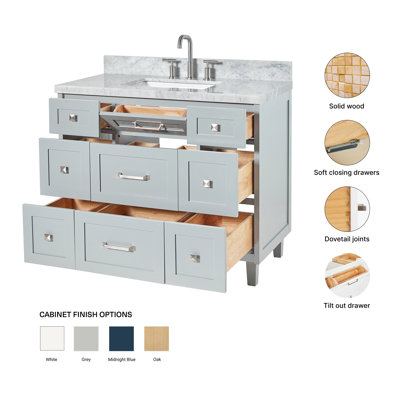Meuble-lavabo ARIEL Monroe de 43 po en bois massif gris avec un comptoir en marbre de Carrare italien de 1,5 po et un lavabo rectangulaire centrale.