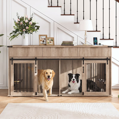 Caisse pour chien 71 po avec 3 tiroirs cannelés, panneau de fibres à densité moyenne et métal, 1 pièce, mobilier pour chenil, chêne gris à carreaux, prise de courant de type C et mangeoires rotatives