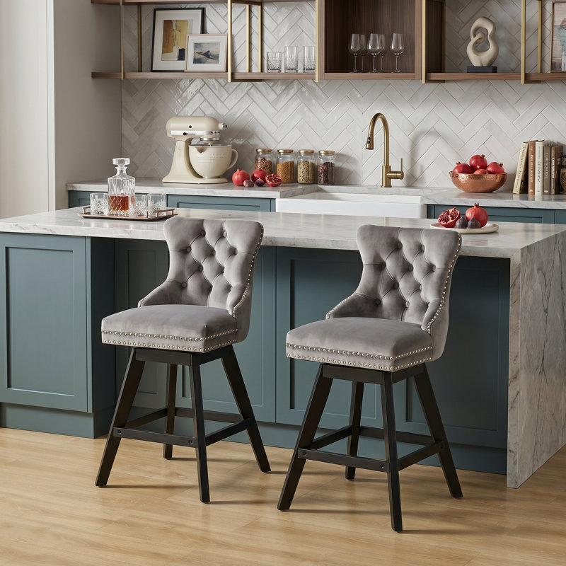Ensemble de 2 tabourets de bar, tabourets pivotants en velours avec dossier capitonné et pieds en bois, garniture cloutée chromée