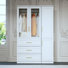 Armoire à trois portes avec panneaux de verre, poignées dorées et beaucoup de rangement - Design moderne avec deux tringles et tiroirs