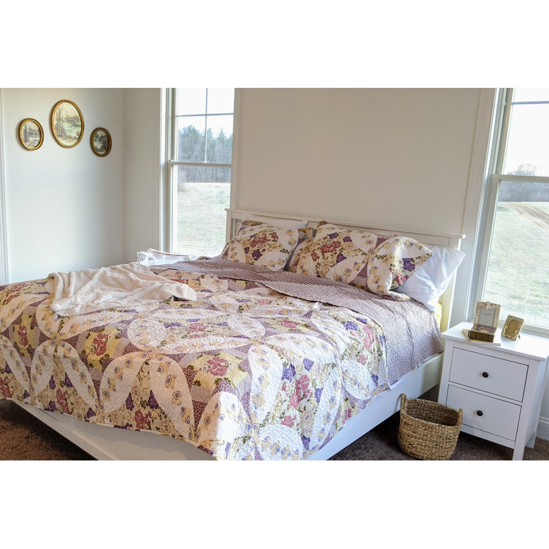 Farmhouse / Country Floral Quilt, Queen Quilt + 2 Standard Pillowcases