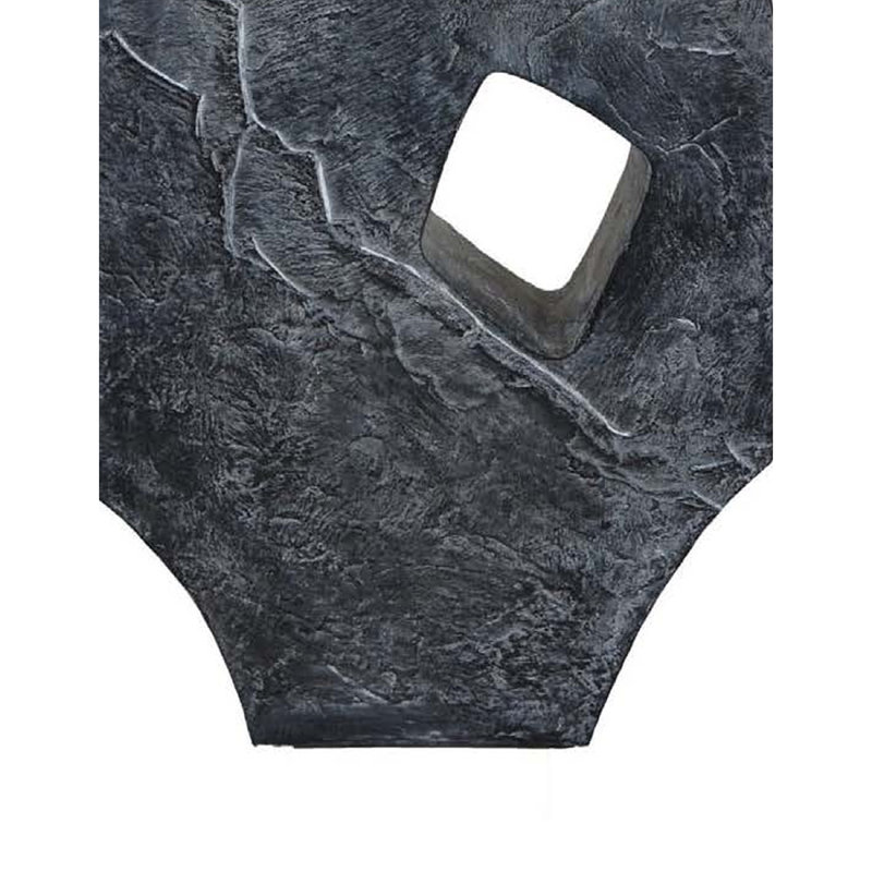 Sculpture abstraite inspirée de l'âge de pierre avec découpe géométrique, résine noire