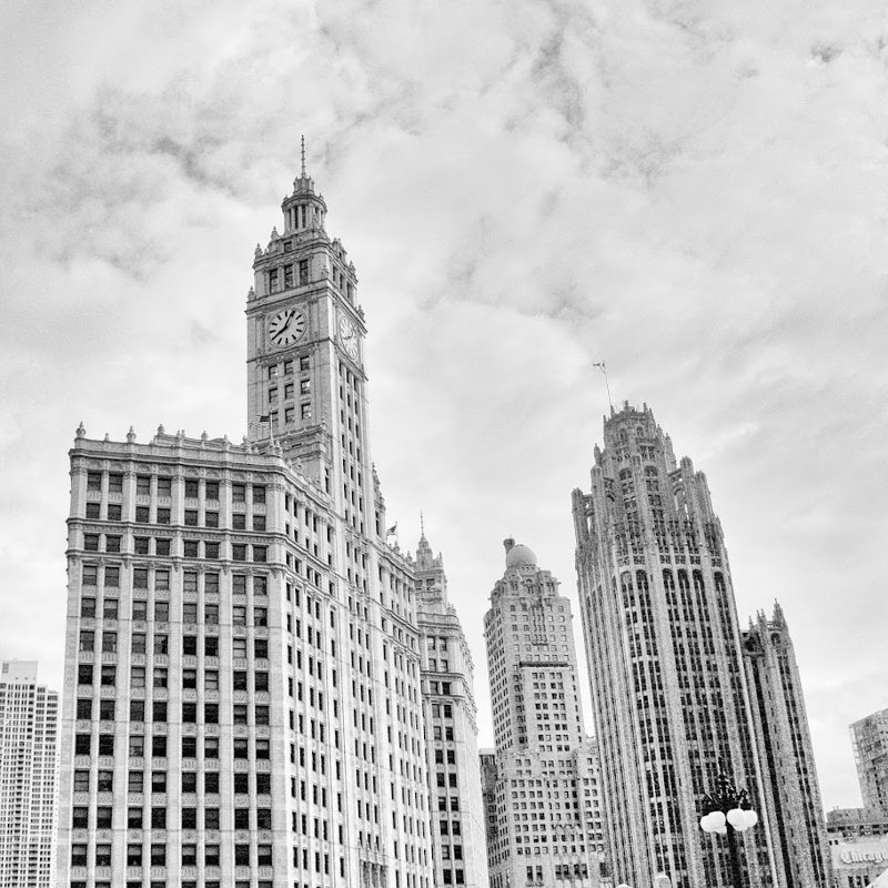 «Chicago Iconic Wrigley Building» par In This Instance, photographie sur, Pas de tapis, H 12 po x l 12 po, Toile tendue
