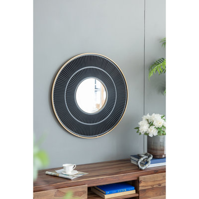 Le miroir de 31,5 po x 1,2 po x 31,5 po avec fer doré ajoute un charme neutre à la décoration intérieure colorée de 31,5 po x 1,2 po x 31,5 po
