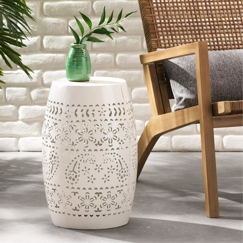La table de bout en fer blanc avec structure unique et coupe en dentelle, pour le salon - sans assemblage en fer, ajoute de l'élégance au patio, au jardin ou à la cour