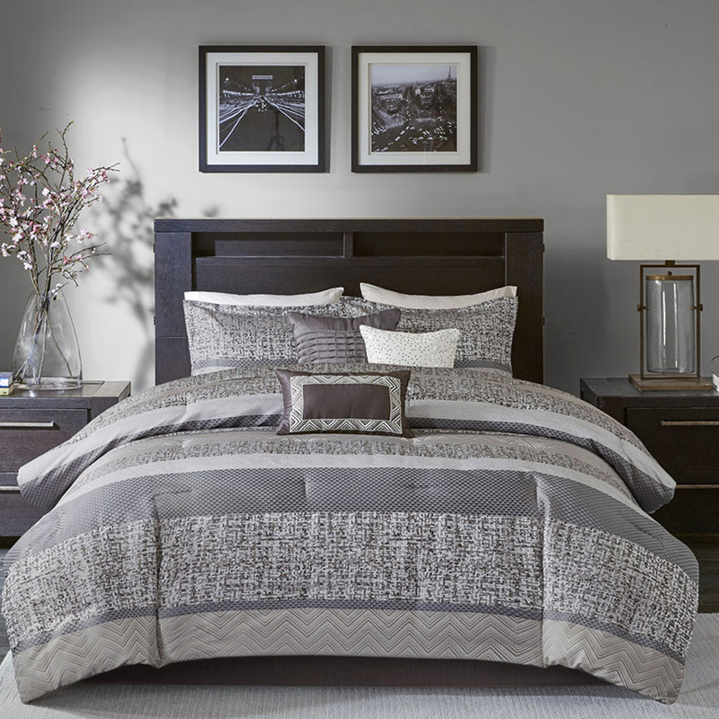 Ensemble de couette 7 pièces pour lit Queen. Gris/taupe. Comprend une couette, 2 taies d'oreiller, 3 coussins décoratifs et 1 cache-sommier. Entretien facile avec un linge brun uni lavable à la machine.