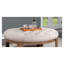 Table basse ronde transitionnelle avec siège en lin rembourré et tablette ouverte, fabrication en bois massif avec finition beige