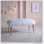 Luxueux banc en fausse fourrure avec pieds en métal doré, parfait pour une décoration intérieure élégante et des sièges confortables
