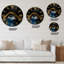 Horloge murale moderne avec yeux féminins et peau noire avec une chaîne en or-93594681