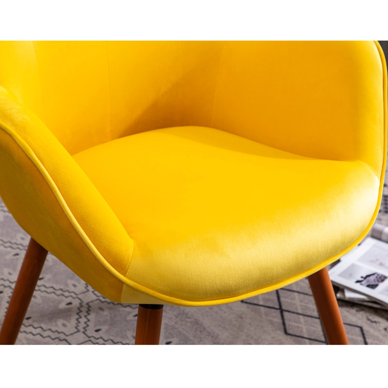 Élégante chaise d'appoint en velours jaune avec dossier et pieds en bois massif