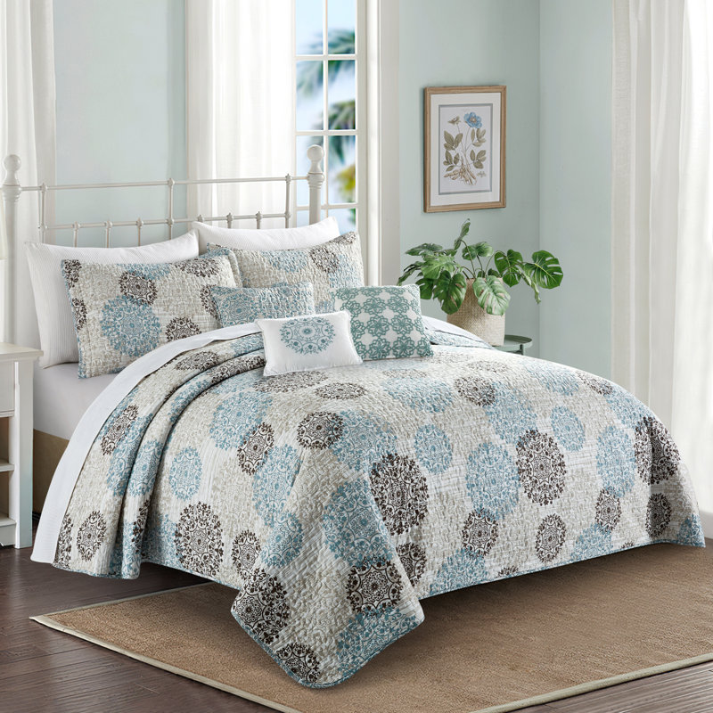 Polyester Geometric Shapes Quilt with Pillow Shams Included, Oversize King Quilt + 5 Additional Pieces