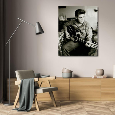 Elvis Presley portant un blouson de l'armée américaine
