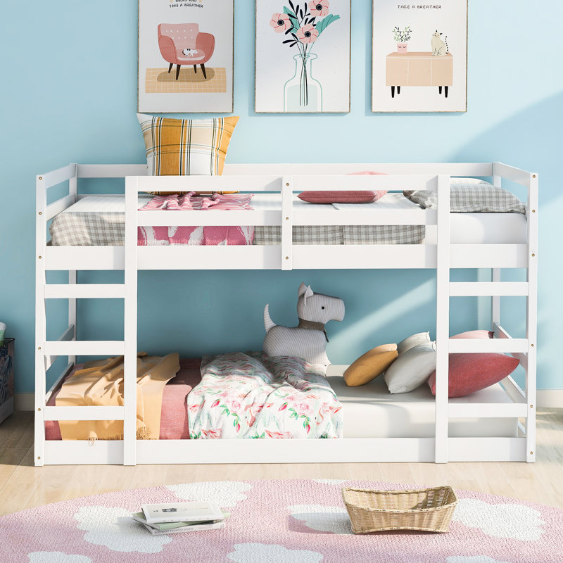 Lit simple au-dessus d'un lit superposé, finition blanche, fabrication en lit de pin robuste, garde-corps sur toute la longueur, lattes pour utilisation stable du matelas, apparence de l'option de mise à niveau de la chambre à coucher, construction robuste, sommeil de soutien, amélioration
