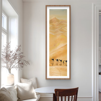 «Walking in the Desert» - Reproduction matte brune encadrée pour la décoration