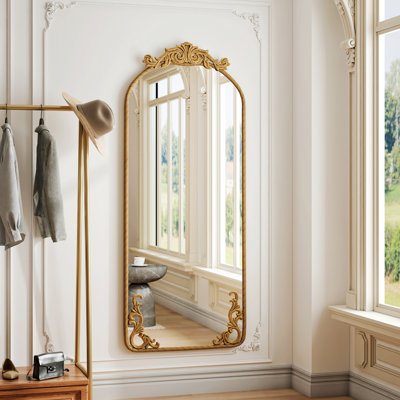 Miroir arqué pleine grandeur avec applique sculptée ornée rétro sur le dessus et le dessous