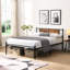 Structure de lit très grand en métal avec tête de lit en bois, chambre à coucher de style moderne et système d'écurie, table de nuit silencieuse, rangement sous le lit, cadre de lit noir facile à assembler, ornement et sommeil solide