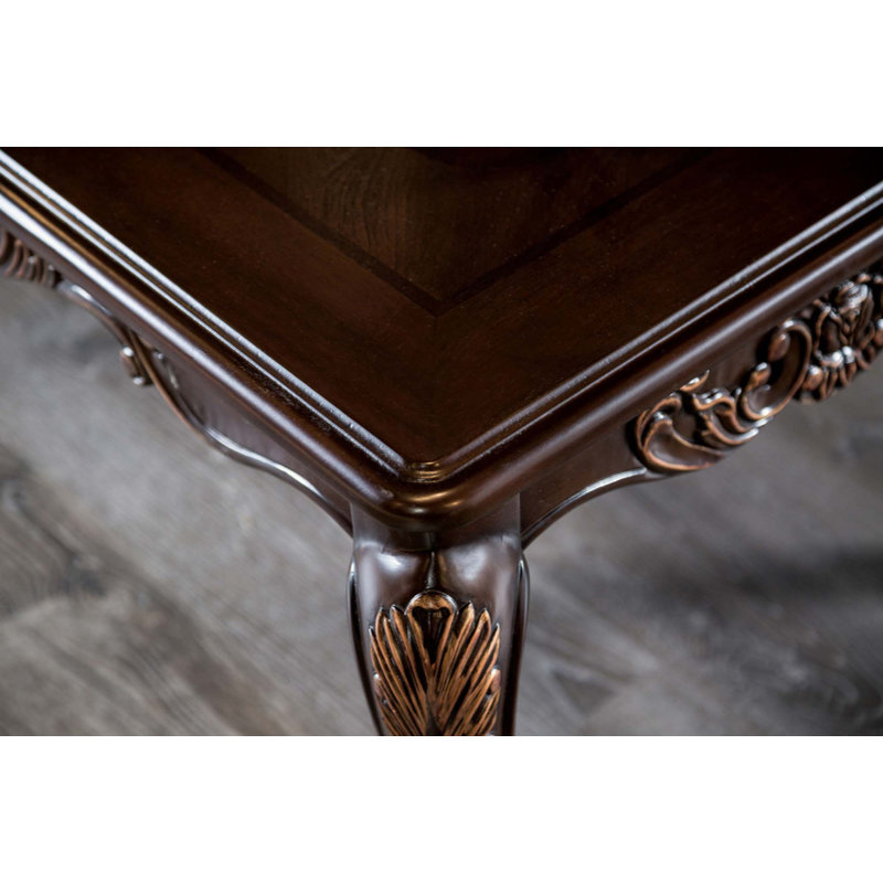 Table basse rectangulaire avec pieds incurvés de style traditionnel et structure en bois massif sculptée