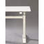 Bureau debout blanc de 47 po rectangulaire à hauteur réglable pour une utilisation optimale. Bureau de couleur réglable et robuste pouvant accueillir deux écrans et un ordinateur portable.