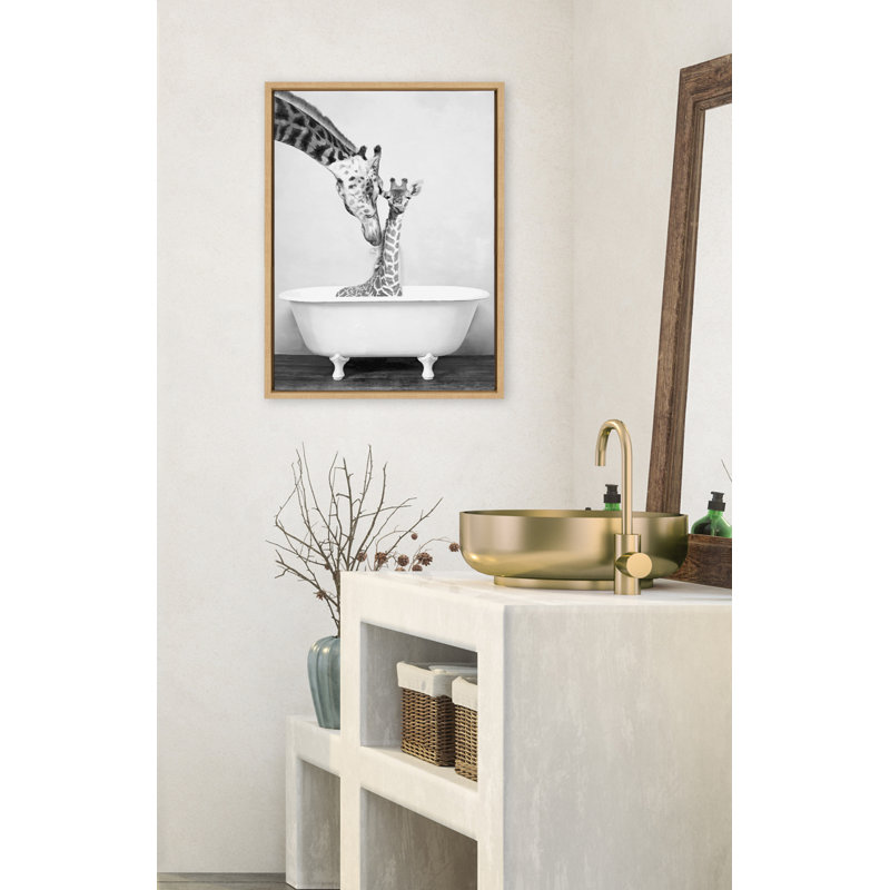 «Giraffe In Tub» par Amy Peterson, reproduction d'art sur toile encadrée, H 24 po x l 18 po, Naturel