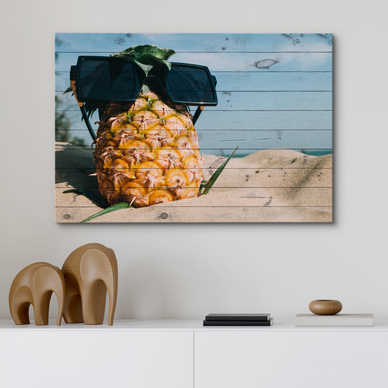 Ananas avec lunettes de soleil sur une plage tropicale, H 32 po x l 48 po