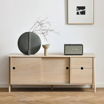 Buffet simple de style nordique moderne
