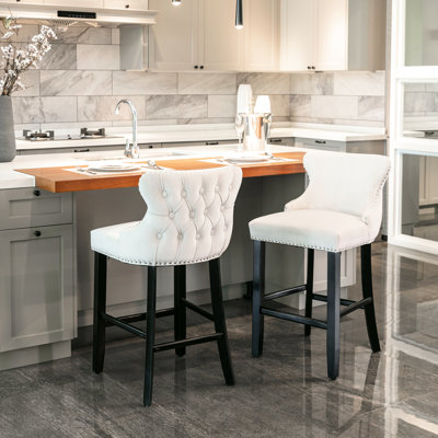 Velours beige contemporain avec capitonnage à boutons et garniture cloutée, pieds en bois, de 2 capitons rembourrés, garniture de salon
