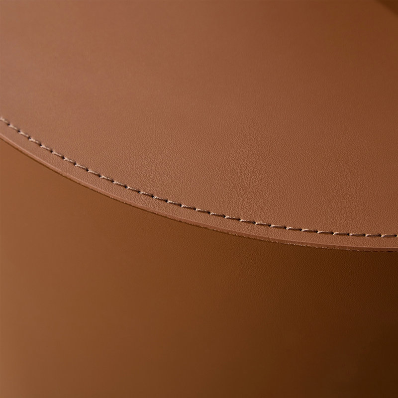 Table en cuir de selle moderne en bois aggloméré brun moderne - tailles compactes, idéale pour la décoration du salon et l'utilisation quotidienne