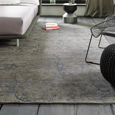 Tapis brun noué à la main