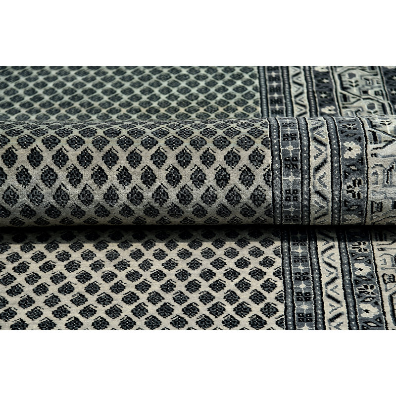 Hand Knotted Oriental Area Rug in Gray/Beige