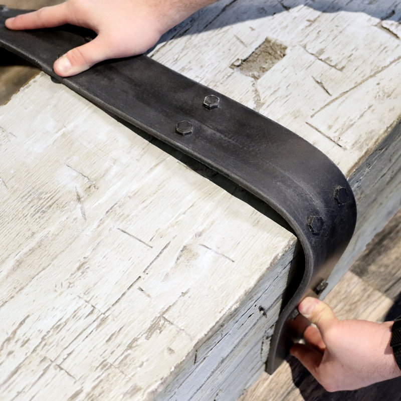 Sangle flexible à poutre noire avec boulons (espacement central de 6 po) pour les poutres en faux bois Ekena