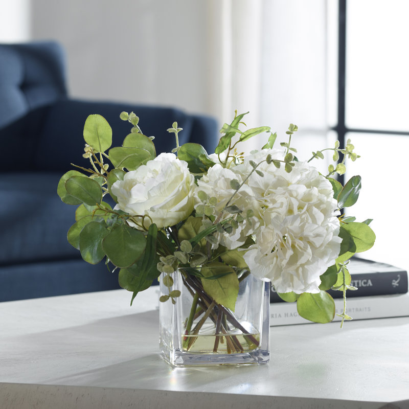 Arrangement de bois de rose dans un vase