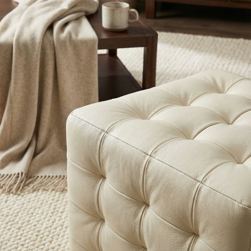 Repose-pieds cubique capitonné 100% cuir véritable Phabian, Crème