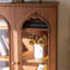 Vitrines en bois massif brun noisette