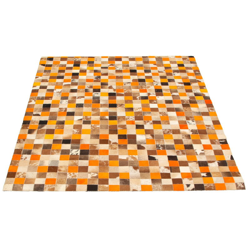 Tapis orange en cuir de vache fait à la main Alasha Patchwork Rectangle 5 pi 8 po x 7 pi 10 po