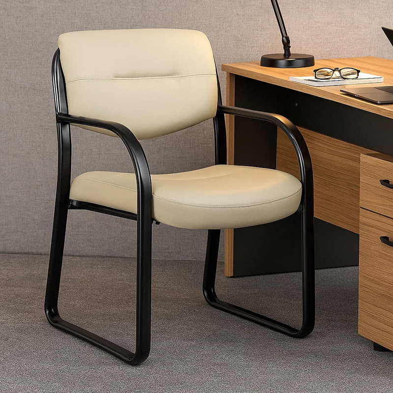 Fauteuil d'invité avec base traîneau Kate, structure en acier, similicuir beige