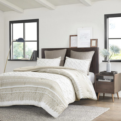 Couette en coton, format King/King. Garnissage de chenille. Motif imprimé taupe. Revers uni. Deux taies d'oreiller incluses. Lavable à la machine. Garnissage de chenille. Imprimé revisité. Couleur. Garnissage. Taies d'oreiller assorties.