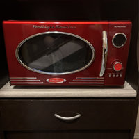 Nostalgia NRMO9RR Retro Microwave Oven, 0.9 Cu.Ft. Retro Red