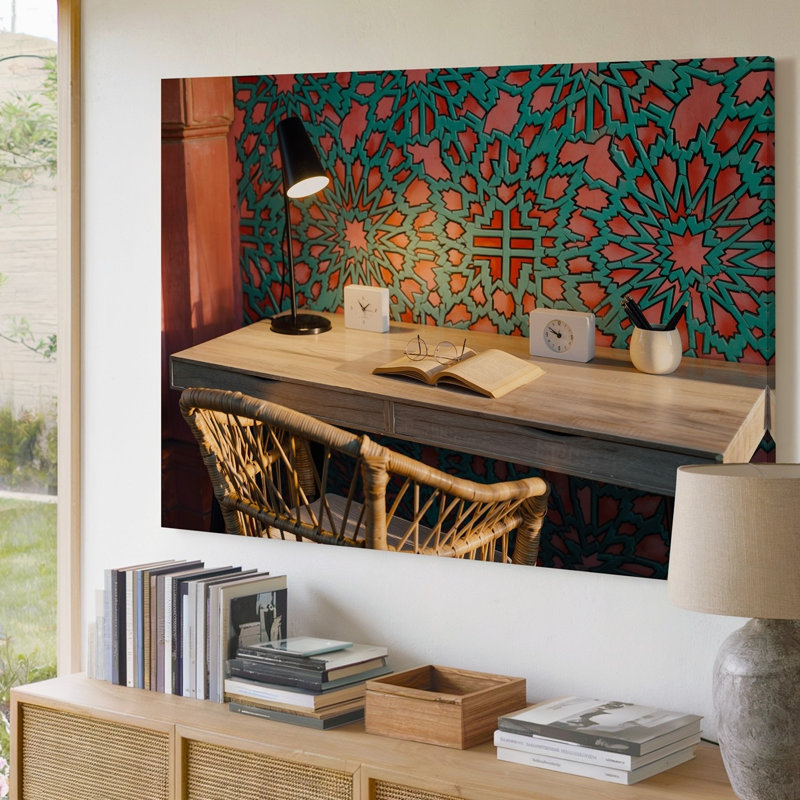 Toile Un espace de travail confortable avec un bureau en bois clair avec une chaise en rotin ornée d'un livre ouvert et une paire pour l'art mural moderne sur toile