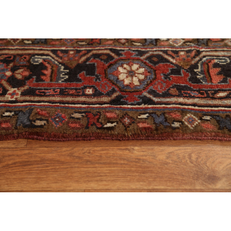 Tapis rouge en laine noué à la main de conception unique de style années 1960 de 7 pi 11 po x 11 pi 0 po Heriz