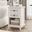 Table de chevet Farmhouse, table de chevet Boho avec 2 tiroirs décoratifs en rotin, table de bout décorative avec tablette de rangement ouverte, unité de chevet en bois pour chambre à coucher, salon, bureau à domicile