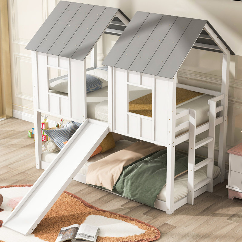 Lit superposé simple au-dessus d'une maison avec glissade et fenêtres - Fabriqué en matériaux pour un espace de sommeil paisible et sécuritaire
