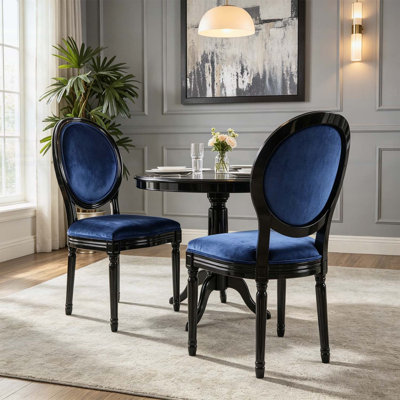 Chaises de salle à manger d'inspiration campagnarde française, revêtues de velours, avec dossier rond et pieds cannelés, parfaites pour une assise élégante et confortable.