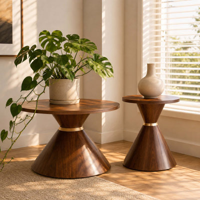 Ensemble de 2 tables basses gigognes rondes avec plateau en noyer, base en métal robuste, conception peu encombrante et surface facile à nettoyer pour le salon ou la chambre à coucher.
