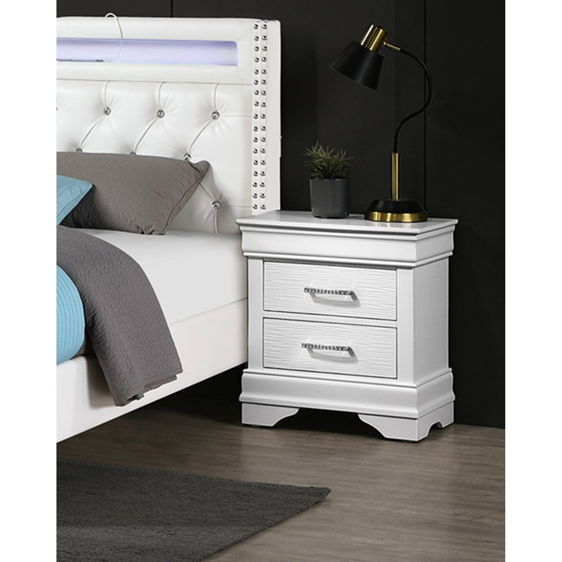 Table de chevet de style moderne en blanc avec deux tiroirs et des accents en forme de losange pour une chambre à coucher Spacieuse élégance éblouissante