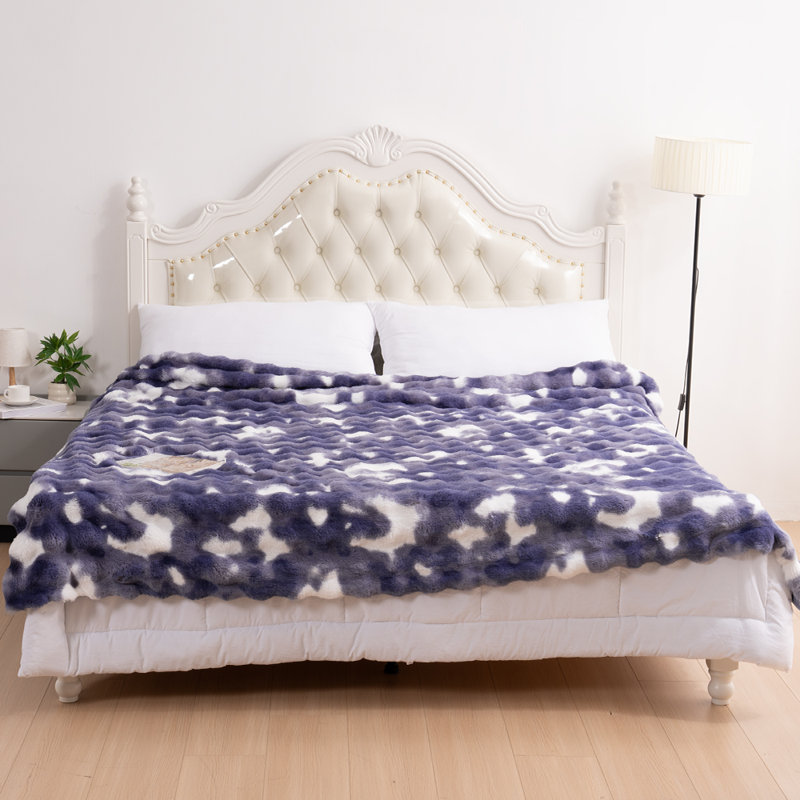 Cozy and Comfortable Faux Fur Blanket A soft, plush blanket perfect for sofas, featuring a fluffy, thick, and plush texture. Ideal for sofas, bedrooms, and living rooms.