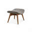 Fauteuil et repose-pieds Contour Lounge avec revêtement en velours et pieds en noyer, parfaits pour une assise moderne et confortable.